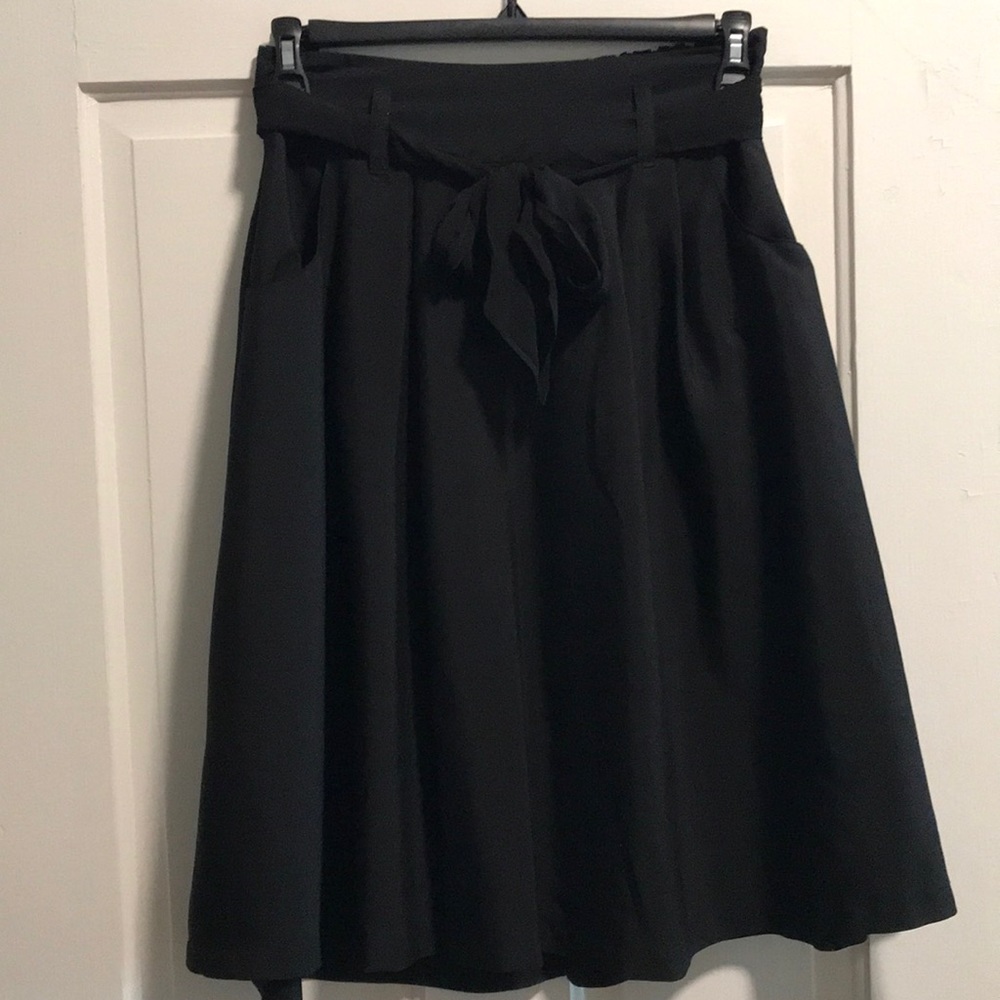 Black mid-length Old Navy skirt